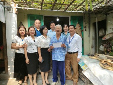 Hình ảnh chi tiết tin tức Thăm hỏi, động viên, trao quà cho các hộ nghèo phường Hồng Hà Hình ảnh tin tức Thăm hỏi, động viên, trao quà cho các hộ nghèo phường Hồng Hà