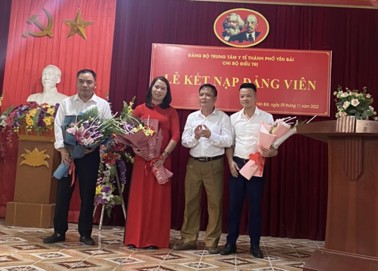 Hình ảnh chi tiết tin tức Đảng bộ Trung Tâm Y tế thành phố kết nạp 04 Đảng viên mới Hình ảnh tin tức Đảng bộ Trung Tâm Y tế thành phố kết nạp 04 Đảng viên mới