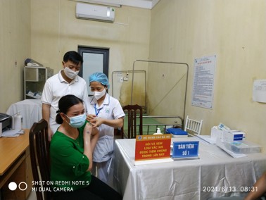 Hình ảnh chi tiết tin tức Trung tâm y tế thành phố tổ chức tiêm vắc xin AstraZeneca phòng Covid -19 lần 3 (đợt 2) năm 2021 Hình ảnh tin tức Trung tâm y tế thành phố tổ chức tiêm vắc xin AstraZeneca phòng Covid -19 lần 3 (đợt 2) năm 2021