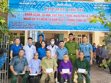 Hình ảnh chi tiết tin tức Chi hội Thầy thuốc trẻ khám bệnh, tư vấn sức khỏe, cấp phát thuốc miễn phí và tặng quà tại xã Giới Phiên nhân dịp 27/7 Hình ảnh tin tức Chi hội Thầy thuốc trẻ khám bệnh, tư vấn sức khỏe, cấp phát thuốc miễn phí và tặng quà tại xã Giới Phiên nhân dịp 27/7