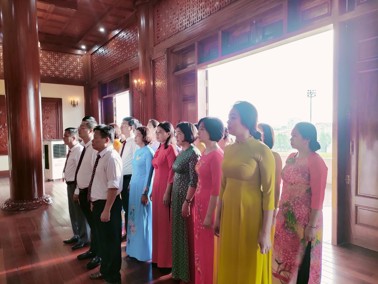 Hình ảnh chi tiết tin tức Đảng bộ Trung tâm Y tế báo công và dâng hương tưởng niệm Chủ tịch Hồ Chí Minh tại khu Di tích lịch sử Quốc gia Lễ đài sân vận động thành phố Yên Bái Hình ảnh tin tức Đảng bộ Trung tâm Y tế báo công và dâng hương tưởng niệm Chủ tịch Hồ Chí Minh tại khu Di tích lịch sử Quốc gia Lễ đài sân vận động thành phố Yên Bái