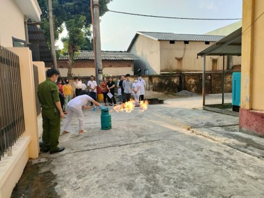 Hình ảnh chi tiết tin tức Trung tâm Y tế thành phố Yên Bái tập huấn phòng cháy chữa cháy Hình ảnh tin tức Trung tâm Y tế thành phố Yên Bái tập huấn phòng cháy chữa cháy