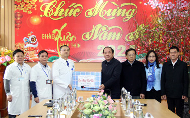 Hình ảnh chi tiết tin tức Đồng chí Tạ Văn Long - Phó Bí thư Thường trực Tỉnh ủy, Chủ tịch HĐND tỉnh đến thăm và chúc tết Trung tâm Y tế thành phố Yên Bái. Hình ảnh tin tức Đồng chí Tạ Văn Long - Phó Bí thư Thường trực Tỉnh ủy, Chủ tịch HĐND tỉnh đến thăm và chúc tết Trung tâm Y tế thành phố Yên Bái.