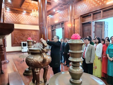 Hình ảnh chi tiết tin tức Đảng bộ Trung tâm Y tế báo công và dâng hương tưởng niệm Chủ tịch Hồ Chí Minh tại khu Di tích lịch sử Quốc gia Lễ đài sân vận động thành phố Yên Bái Hình ảnh tin tức Đảng bộ Trung tâm Y tế báo công và dâng hương tưởng niệm Chủ tịch Hồ Chí Minh tại khu Di tích lịch sử Quốc gia Lễ đài sân vận động thành phố Yên Bái