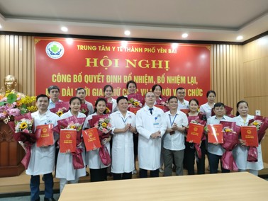 Hình ảnh chi tiết tin tức Trung tâm y tế thành phố công bố quyết định bổ nhiệm, bổ nhiệm lại phó khoa, phòng và trưởng, phó Trạm y tế. Hình ảnh tin tức Trung tâm y tế thành phố công bố quyết định bổ nhiệm, bổ nhiệm lại phó khoa, phòng và trưởng, phó Trạm y tế.