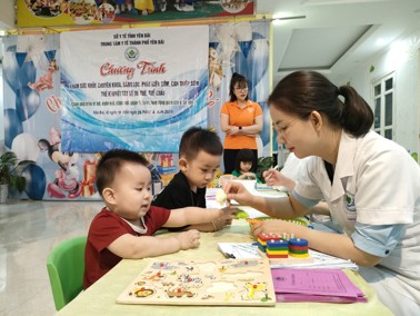 Hình ảnh chi tiết tin tức Chương trình khám sàng lọc, phát hiện sớm, can thiệp sớm trẻ khuyết tật về thể chất, trí tuệ tại 9 trường mầm non trên địa bàn thành phố Hình ảnh tin tức Chương trình khám sàng lọc, phát hiện sớm, can thiệp sớm trẻ khuyết tật về thể chất, trí tuệ tại 9 trường mầm non trên địa bàn thành phố