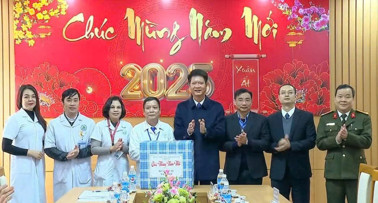 Hình ảnh chi tiết tin tức Đồng chí Nguyễn Thế Phước - Ủy viên Ban Thường vụ Tỉnh uỷ, Phó Chủ tịch Thường trực UBND tỉnh Yên Bái thăm, chúc tết, tặng quà Trung Tâm Y tế thành phố Yên Bái Hình ảnh tin tức Đồng chí Nguyễn Thế Phước - Ủy viên Ban Thường vụ Tỉnh uỷ, Phó Chủ tịch Thường trực UBND tỉnh Yên Bái thăm, chúc tết, tặng quà Trung Tâm Y tế thành phố Yên Bái