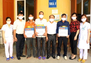 Hình ảnh chi tiết tin tức Trung tâm Y tế thành phố trao quà cho bệnh nhân điều trị ARV Hình ảnh tin tức Trung tâm Y tế thành phố trao quà cho bệnh nhân điều trị ARV