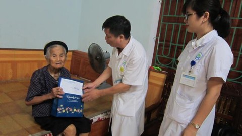 Hình ảnh chi tiết tin tức Trung tâm Y tế thành phố thăm hỏi, động viên, khám bệnh, tư vấn, cấp thuốc miễn phí và tặng quà Mẹ Việt Nam anh hùng trên địa bàn thành phố Yên Bái Hình ảnh tin tức Trung tâm Y tế thành phố thăm hỏi, động viên, khám bệnh, tư vấn, cấp thuốc miễn phí và tặng quà Mẹ Việt Nam anh hùng trên địa bàn thành phố Yên Bái