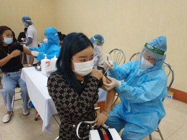Hình ảnh chi tiết tin tức Tiêm mũi nhắc lại vaccine phòng COVID-19 là cần thiết để phòng bệnh Hình ảnh tin tức Tiêm mũi nhắc lại vaccine phòng COVID-19 là cần thiết để phòng bệnh