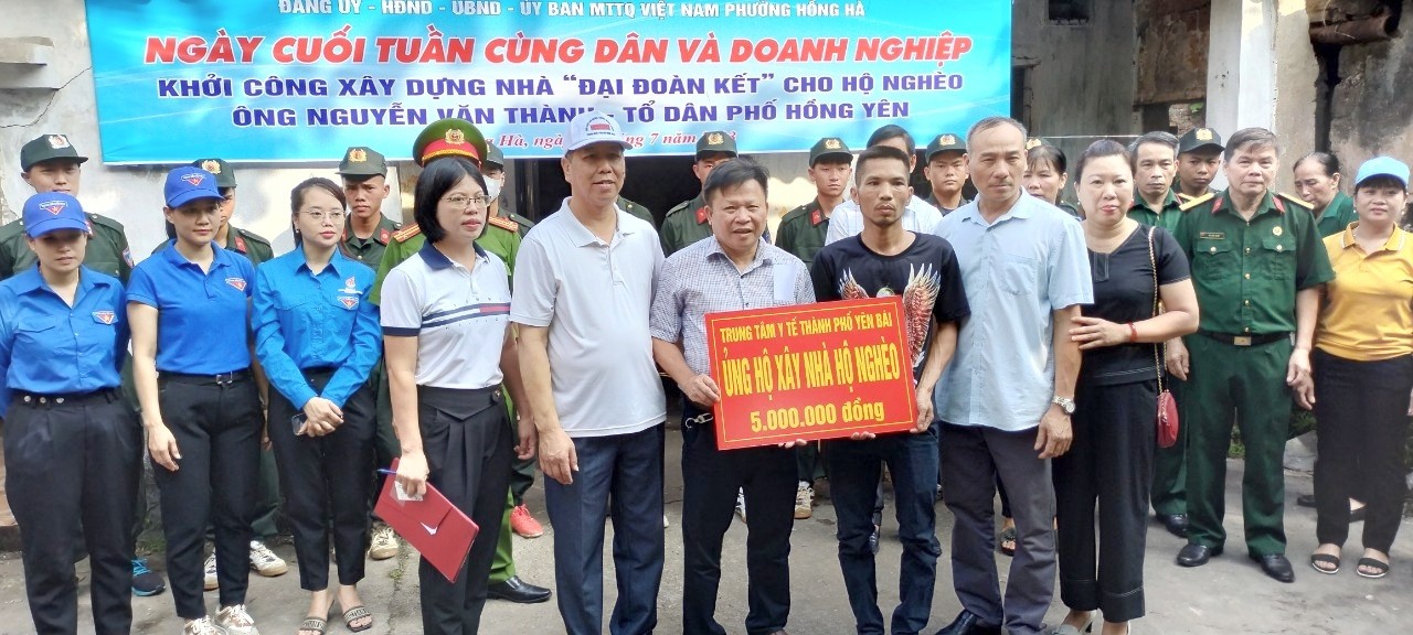 Trung tâm Y tế thành phố Yên Bái giúp đỡ, hỗ trợ xây nhà cho hộ nghèo phường Hồng Hà.