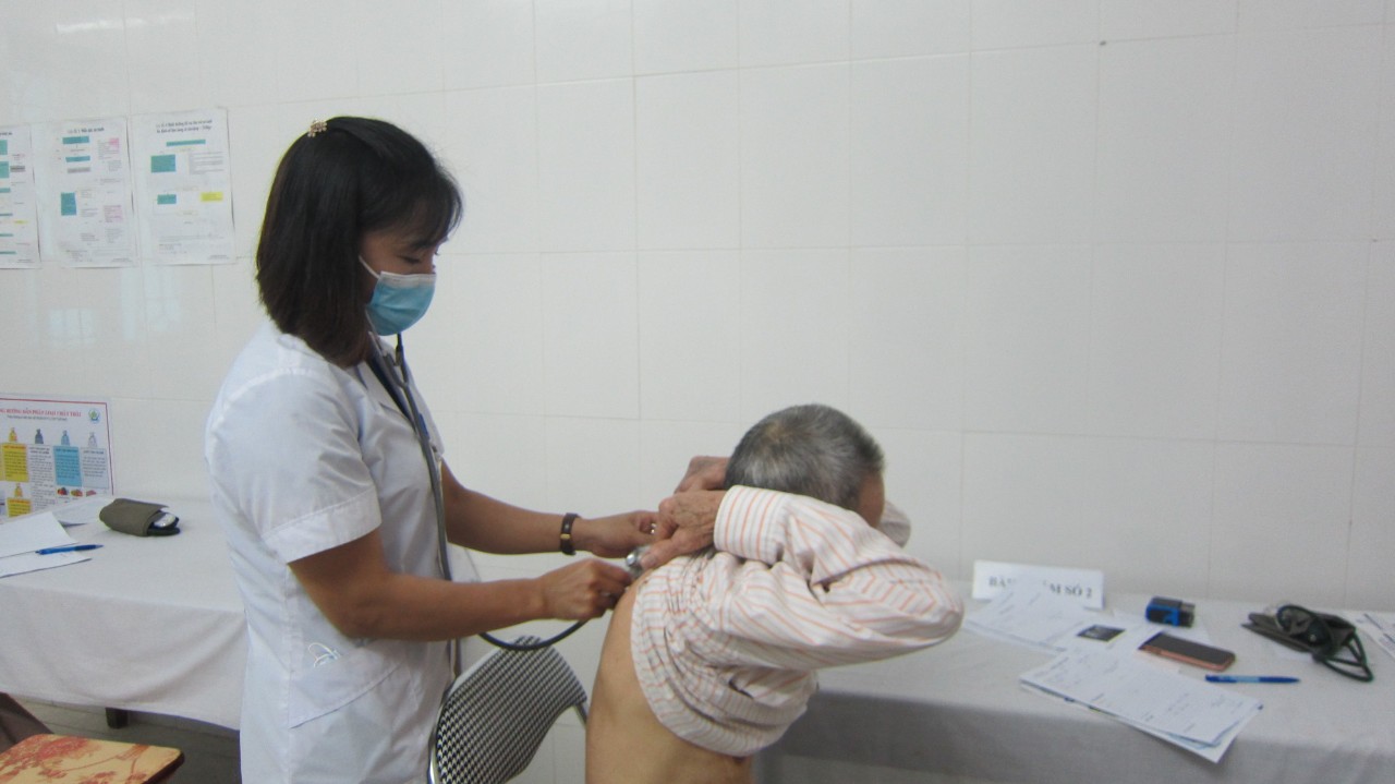Khám bệnh, tư vấn sức khỏe và cấp thuốc miễn phí tại phường Nam Cường