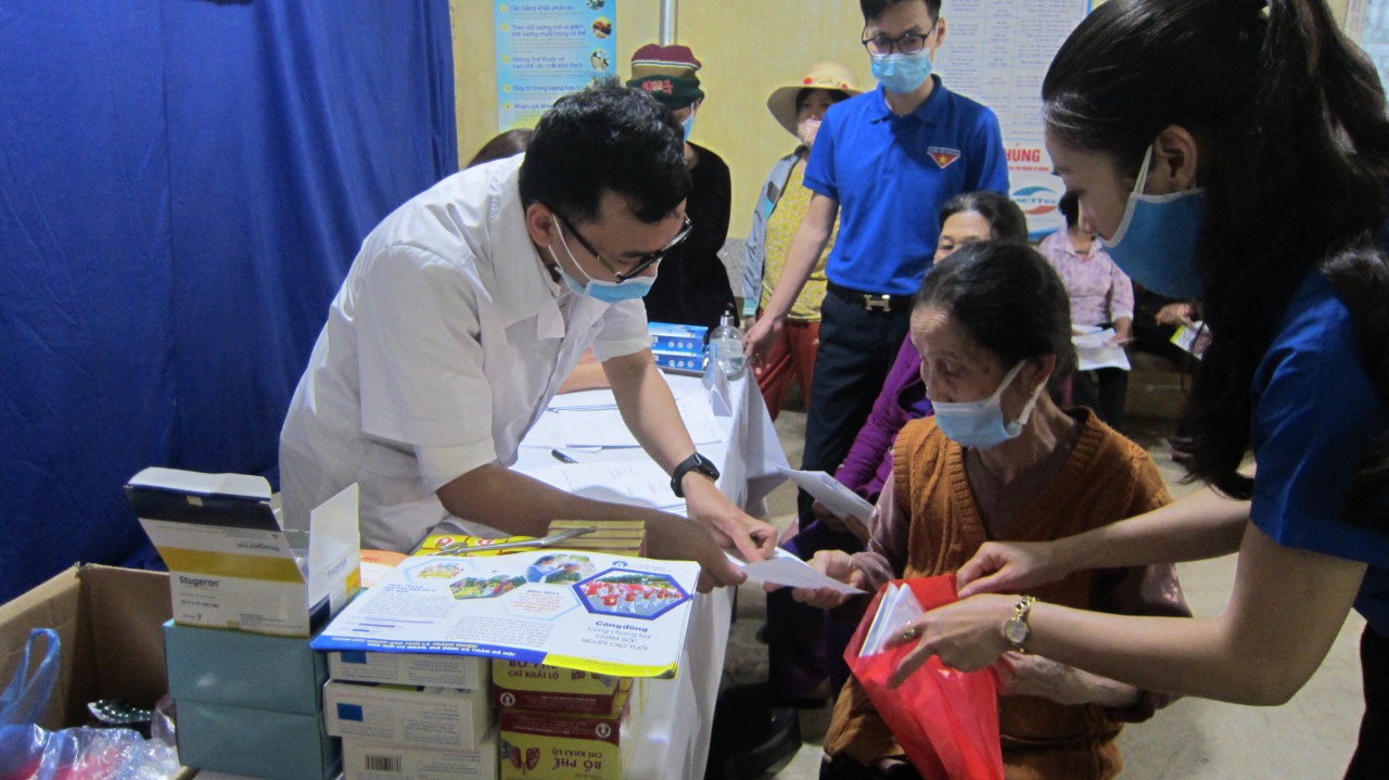 Khám bệnh, tư vấn sức khỏe và cấp thuốc miễn phí tại phường Nam Cường