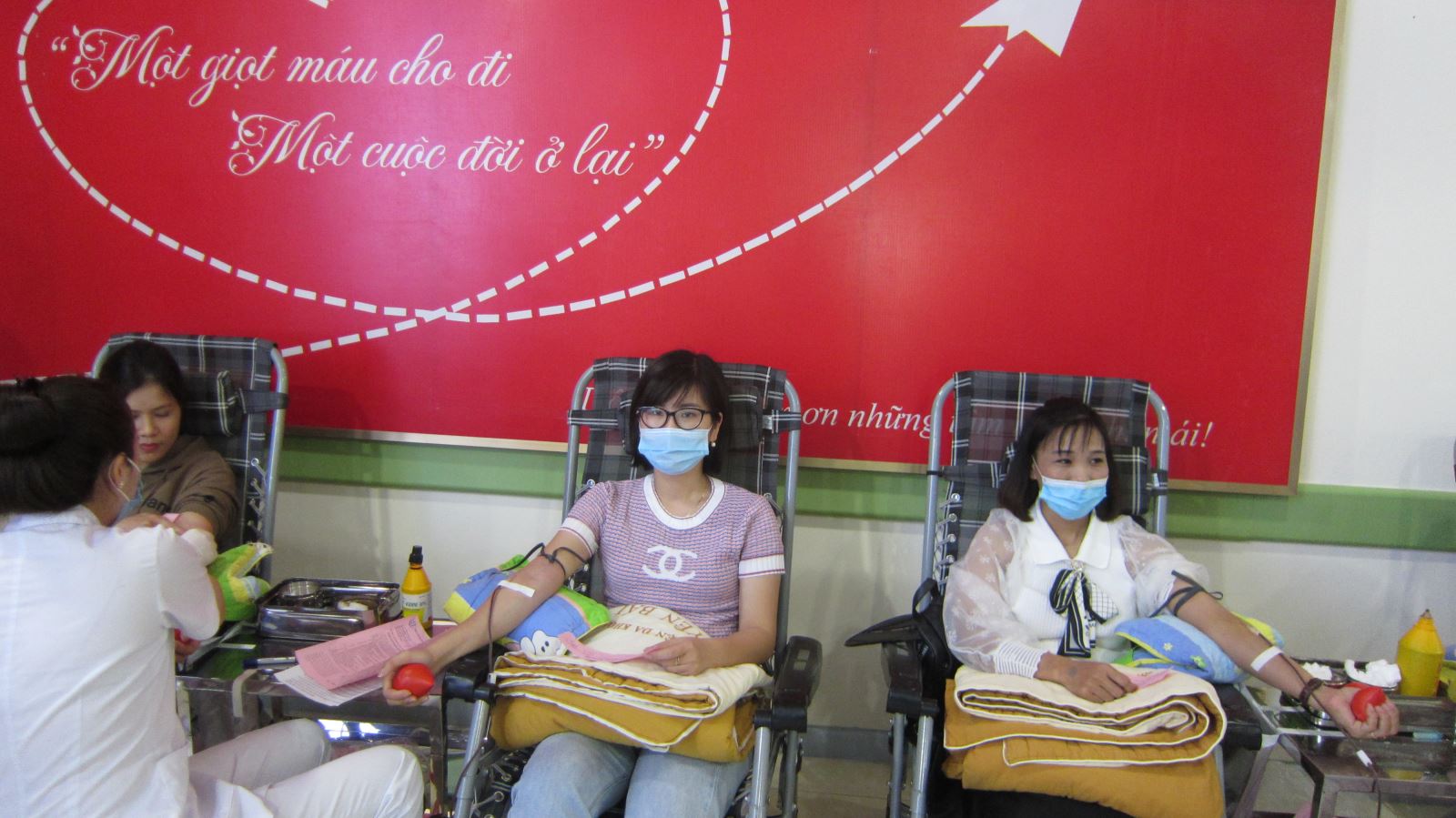 Cán bộ y tế thành phố Yên Bái tham gia Chương trình hiến máu tình nguyện Lễ hội Xuân hồng năm 2021 – Kỷ niệm Ngày Thầy thuốc Việt Nam 27/2