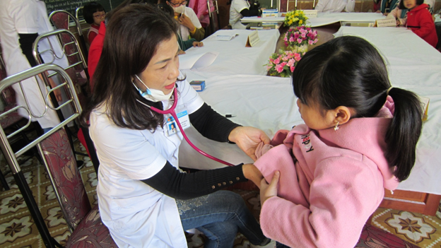 Trung tâm Y tế thành phố Yên Bái tổ chức khám sức khỏe theo chuyên khoa cho học sinh