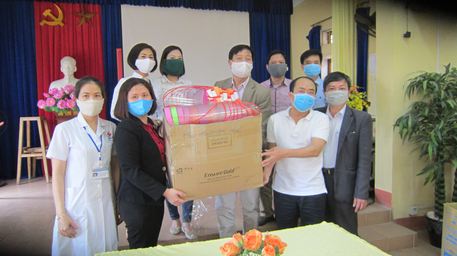 Hội Liên Hiệp phụ nữ huyện Trấn Yên, huyện Văn Yên và phường Nam Cường trao tặng Trung tâm Y tế thành phố Yên Bái 700 chiếc mũ chắn giọt bắn