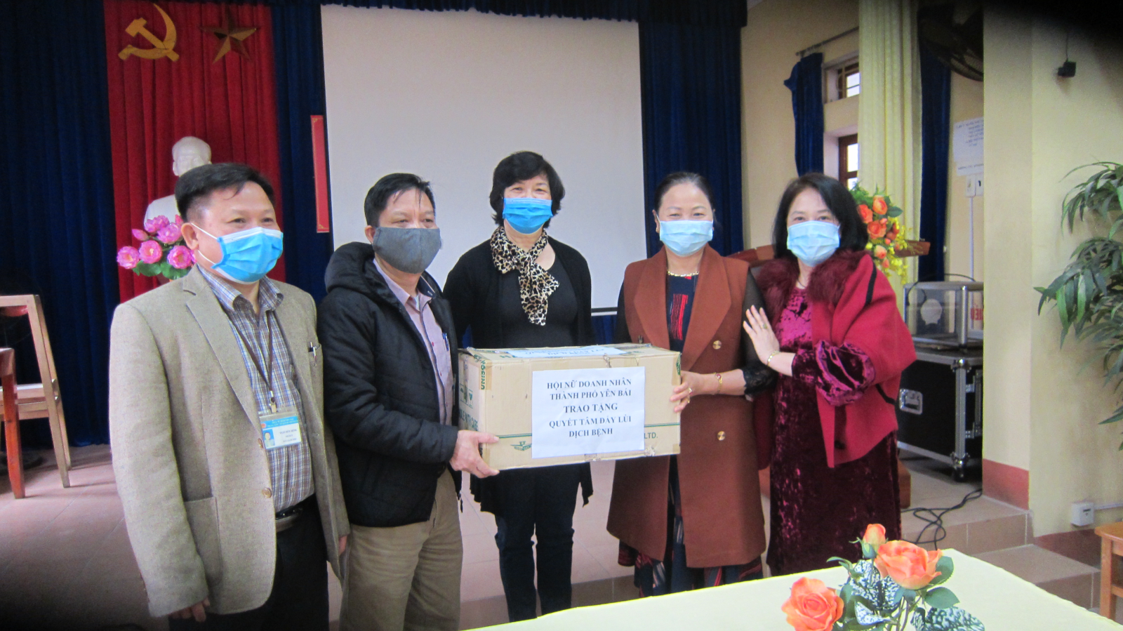 Những tấm lòng vàng đồng hành cùng Trung tâm Y tế thành phố Yên Bái phòng chống dịch bệnh Covid-19