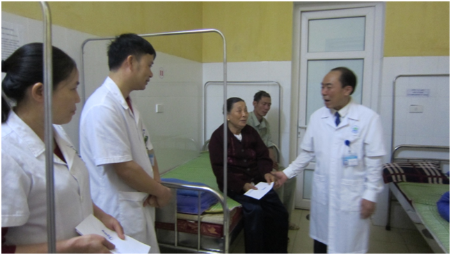 Trung tâm Y tế thành phố Yên Bái tặng quà Tết nguyên đán Kỷ Hợi
