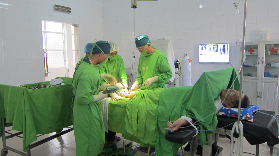 Phẫu thuật gãy xương cẳng chân bằng nẹp vis tại Trung tâm Y tế thành phố Yên Bái