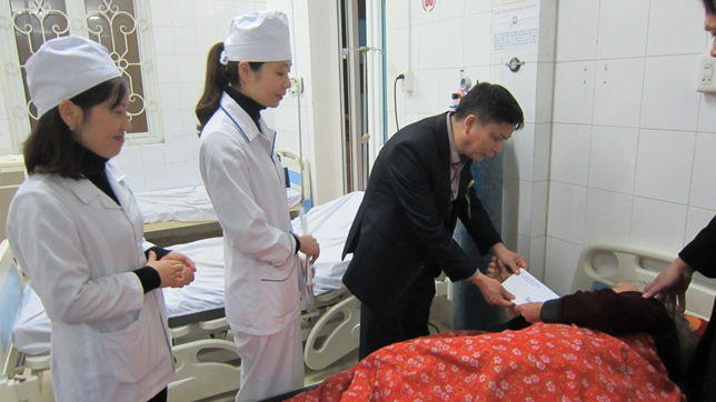 Tặng quà Tết nguyên đán Mậu Tuất tại Trung tâm Y tế thành phố Yên Bái