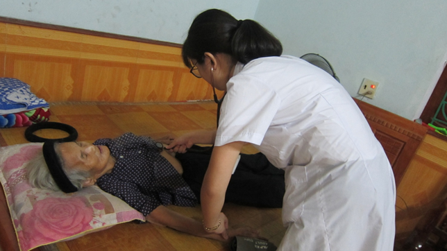 Trung tâm Y tế thành phố thăm hỏi, động viên, khám bệnh, tư vấn, cấp thuốc miễn phí và tặng quà Mẹ Việt Nam anh hùng trên địa bàn thành phố Yên Bái