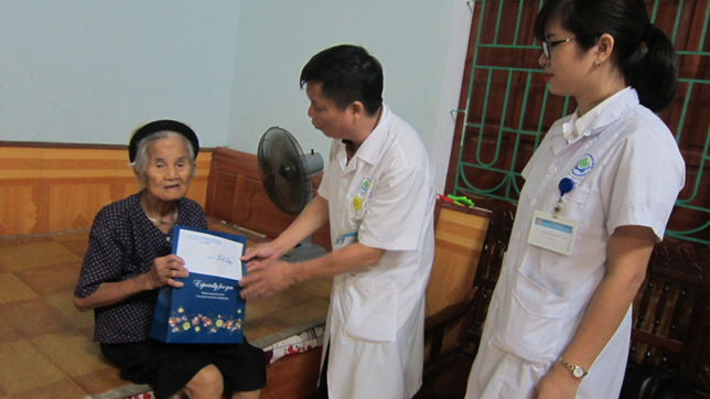 Trung tâm Y tế thành phố thăm hỏi, động viên, khám bệnh, tư vấn, cấp thuốc miễn phí và tặng quà Mẹ Việt Nam anh hùng trên địa bàn thành phố Yên Bái