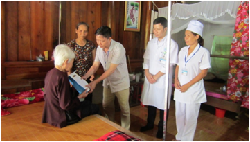 Trung tâm Y tế thành phố đến hộ gia đình thăm, khám và tặng quà Mẹ Việt Nam anh hùng trên địa bàn thành phố Yên Bái
