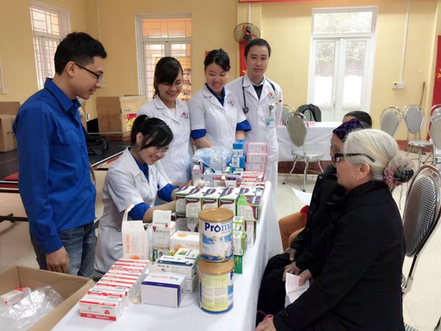 Chi Đoàn Thanh niên Trung tâm Y tế thành phố Yên Bái khám bệnh cấp thuốc miễn phí tại xã Minh Bảo