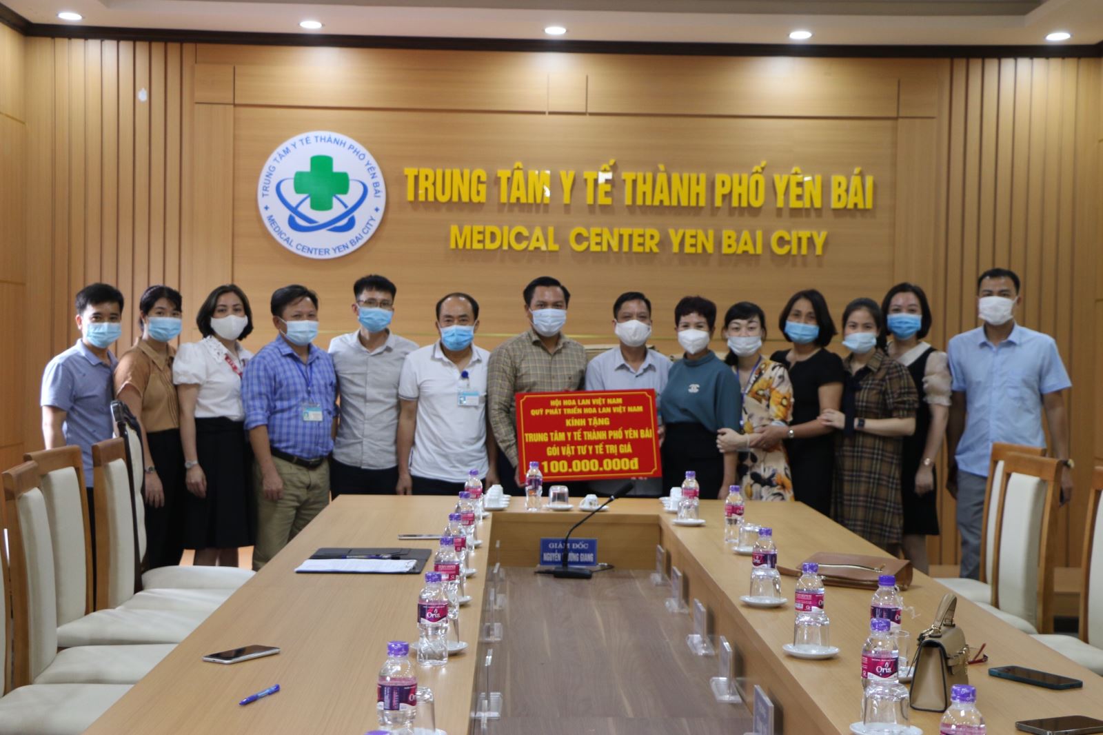Hội Hoa Lan Việt Nam, Quỹ Phát Triển Hoa Lan Việt Nam thăm,  tặng quà Trung tâm Y tế thành phố Yên Bái