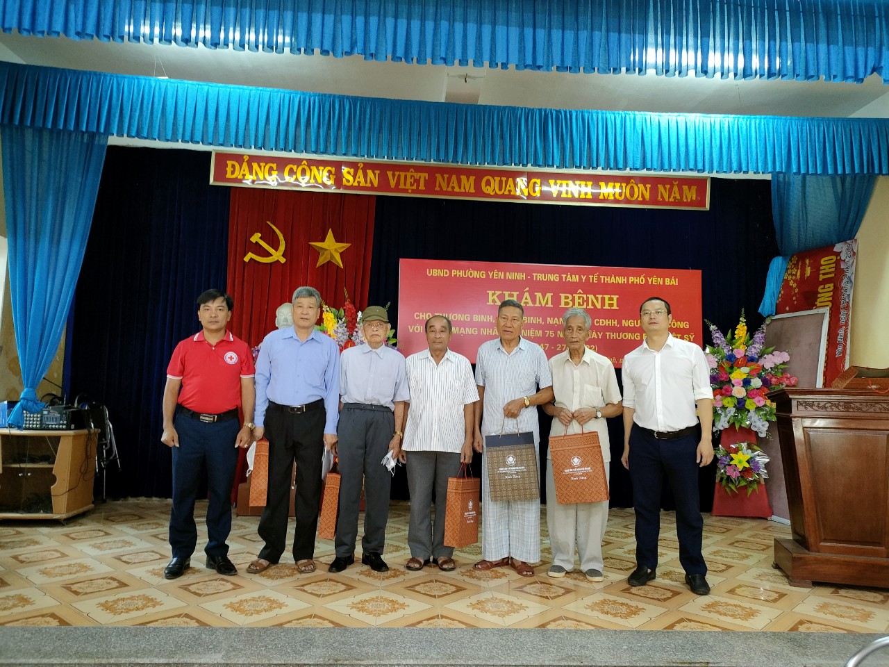    Khám bệnh, tư vấn sức khỏe và cấp phát thuốc miễn phí tại phường Yên Ninh