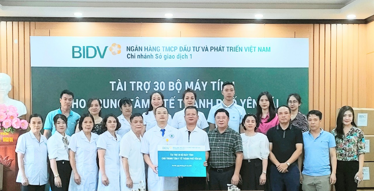 Trung tâm Y tế thành phố Yên Bái nhận quà tặng 30 bộ máy tính